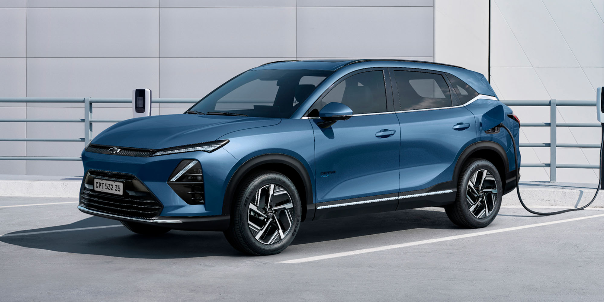 Chevrolet Captiva Híbrida azul alba en estación de carga